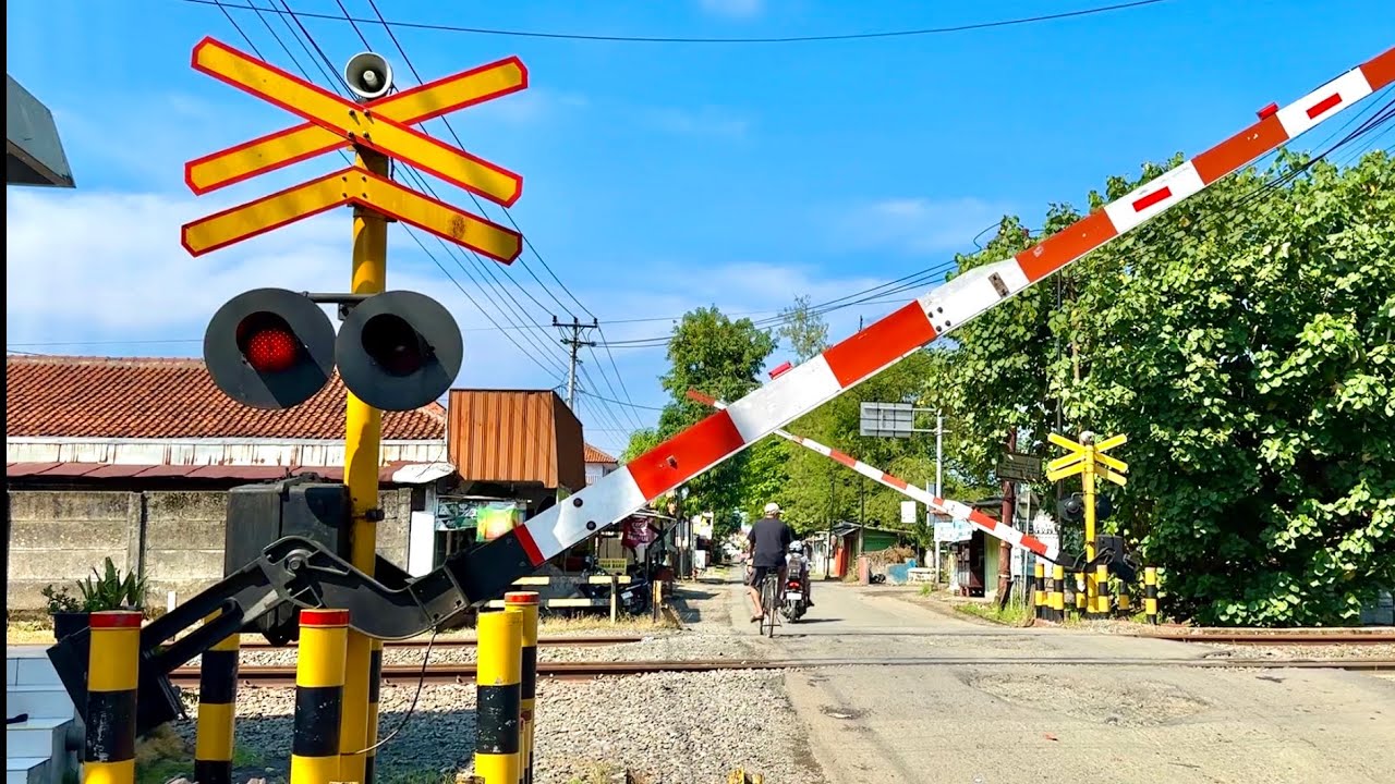 Perlintasan Kereta Api Stasiun Gombong Kebumen, Jawa Tengah