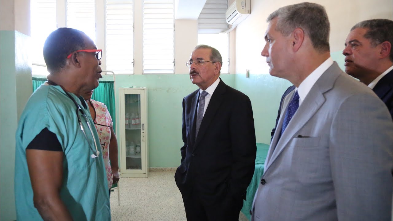 Danilo Medina realiza visita sorpresa al hospital de Galván