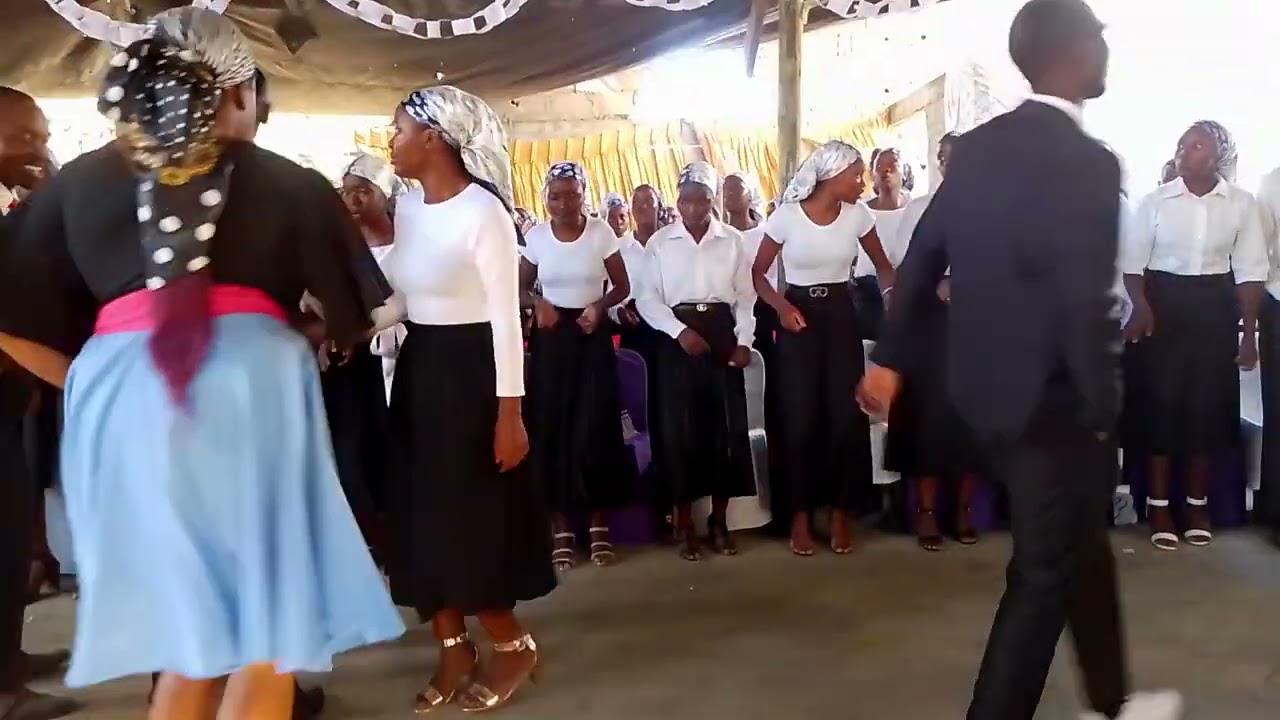Coro da canção do aniversário da Juventude Cristã de Bili Mavoco, com o Maestro Sotho