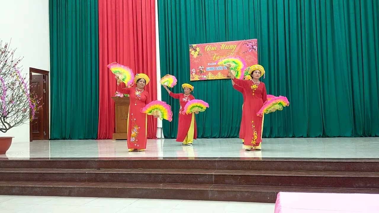 Cao tuổi phía Nam múa đêm giao thừa 