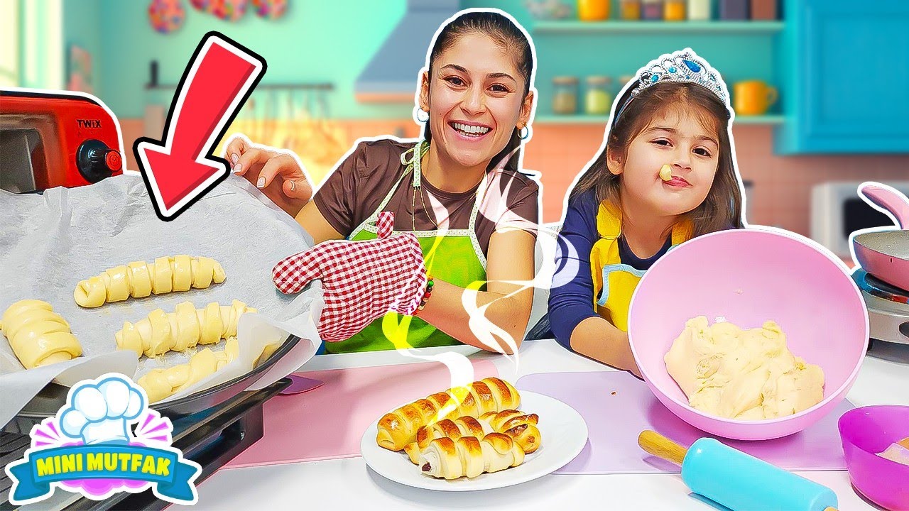 Mini Mutfak - Ayşe ve Defne tırtıl poğaça yapıyor! Kızlar için yemek yapma oyunları