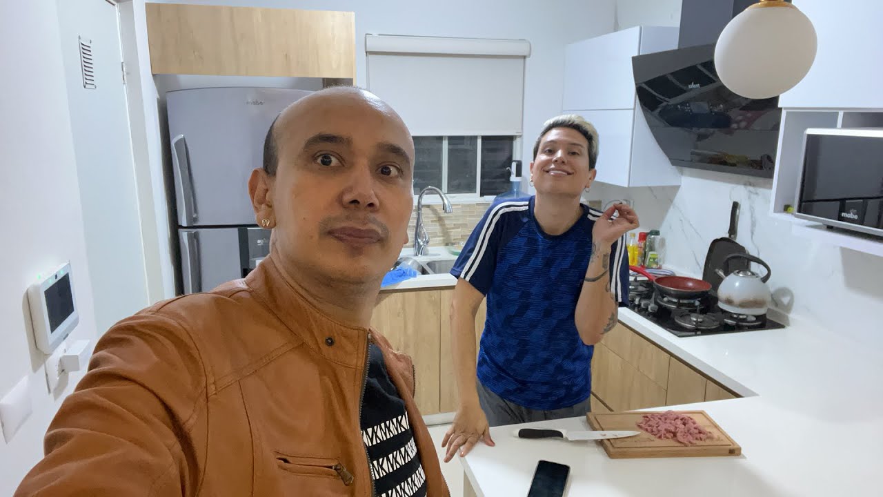 Preparando un huevo con jamon
