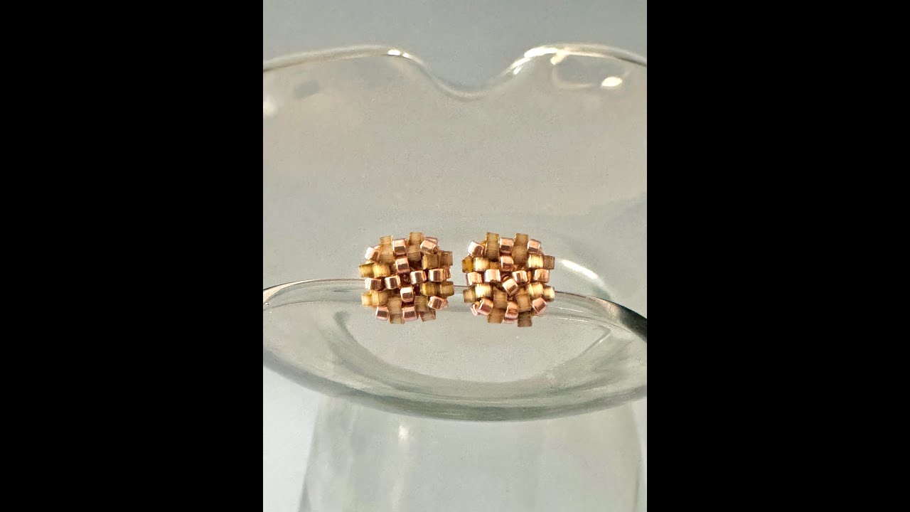 Aretes pequeños tejidos en delicas