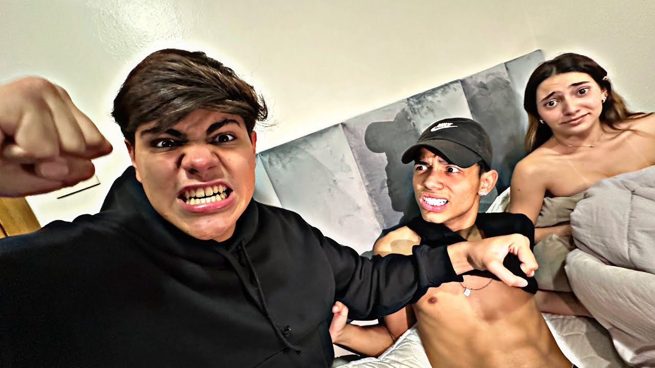 🚨BRIGA FEIA🚨O VITINHO BEIJOU A BALALAIKA NA FRENTE DO PABLO!!!