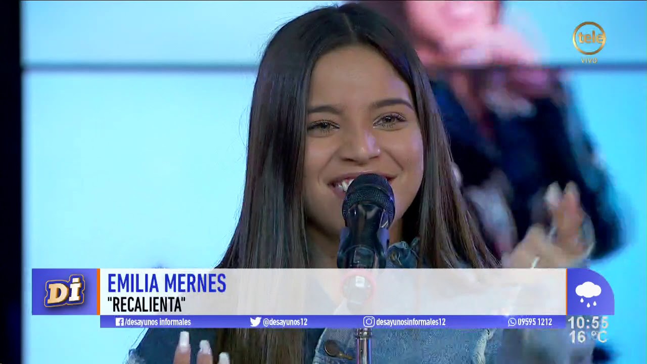 Emilia Mernes canta en vivo la versión acústica de 
