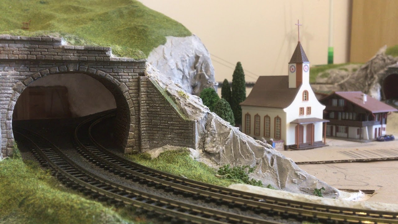 Modellbahn Spur N - 1:160: K&ouml;f mit Kran und Glockenankermotor vorbeifahrt