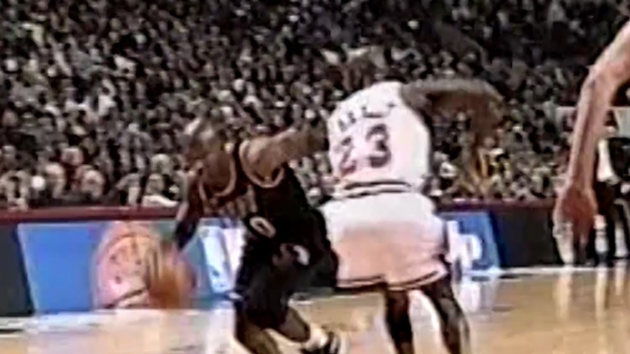 Michael Jordan Got Crossed by Tim Hardaway (1997.12.25)
