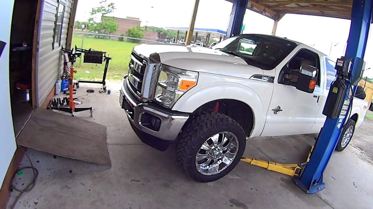 Как установить комплект выравнивания передней подвески на пикап Ford F-250 (2005 - 2009)