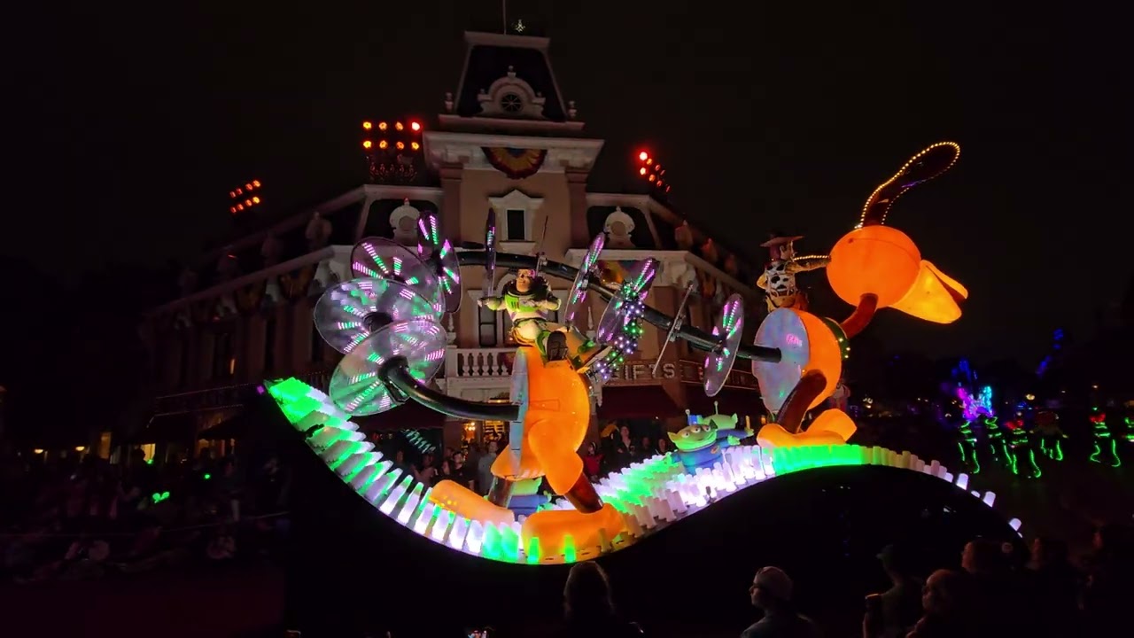 Disneyland's Paint the Night Parade