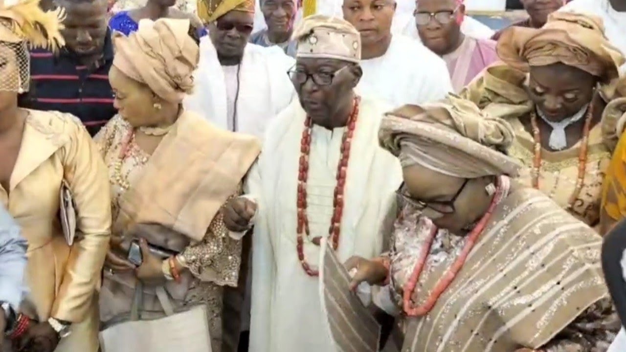 SEE THE GRAND ENTRANCE OF OONI OF IFE FATHER AND HIS CHILDREN AT HIS 80TH BIRTHDAY PARTY