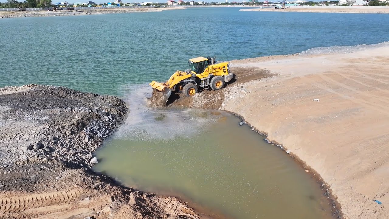 Heavy Wheel Loader  Pushing Sand With 25T Dump Truck Unloading Sand