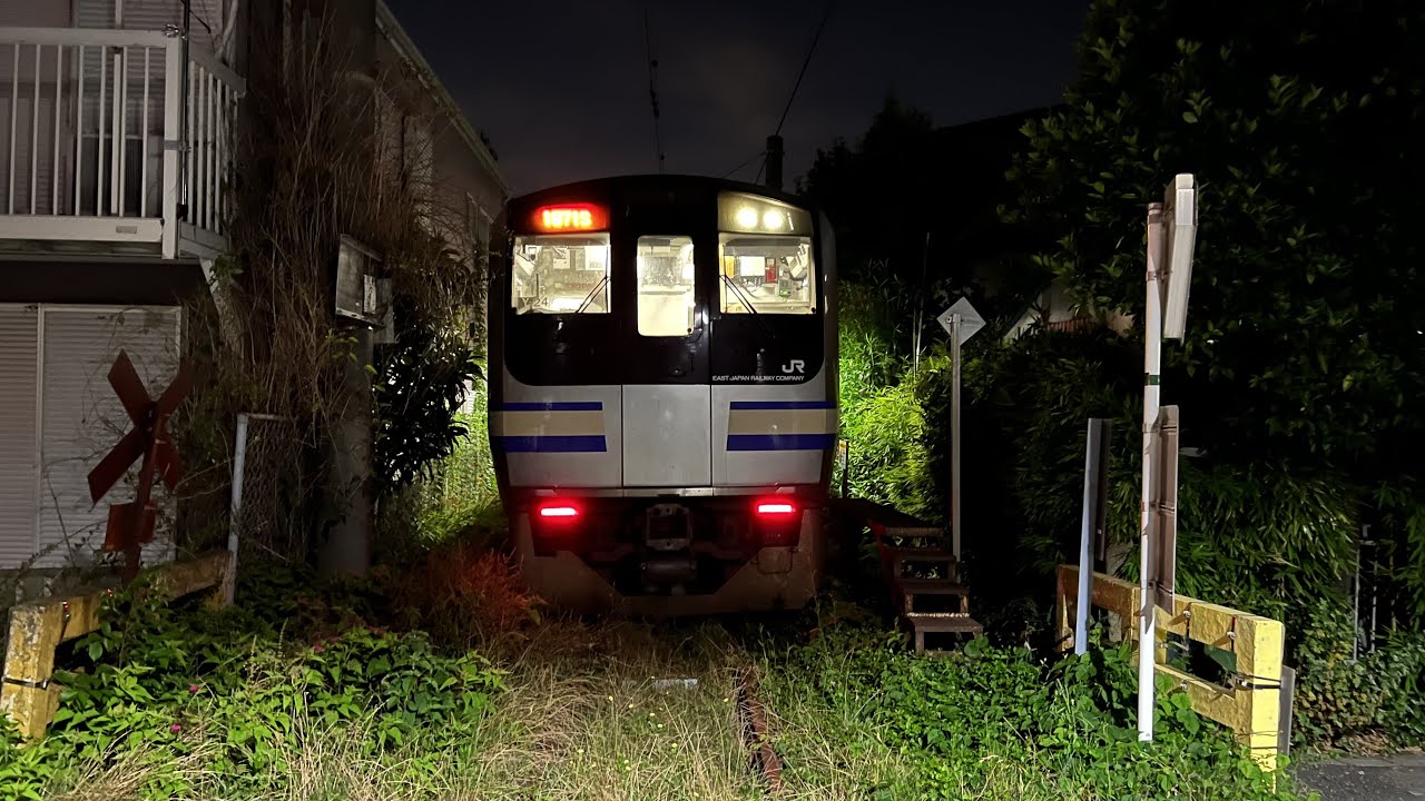 終着駅の先にある、ちょっと怖い踏切。