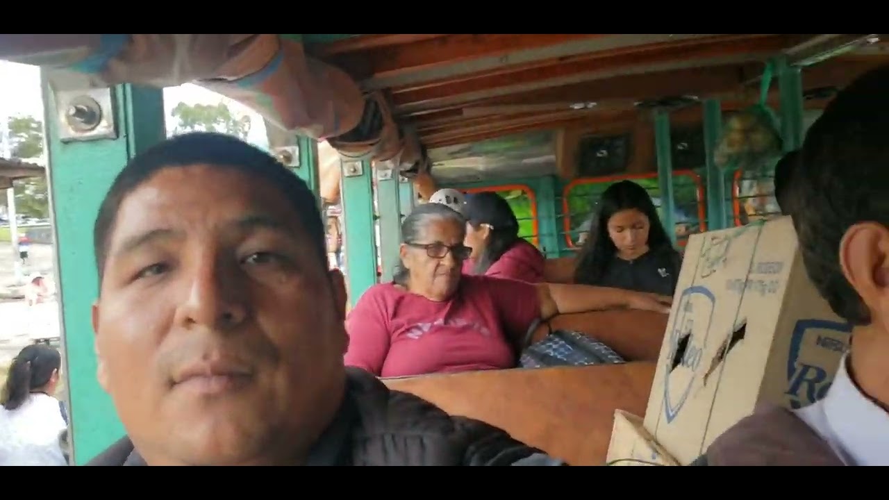 Paseando  en la famosa  chiva  bus escalera transporte tradisional  en los campos de colombia