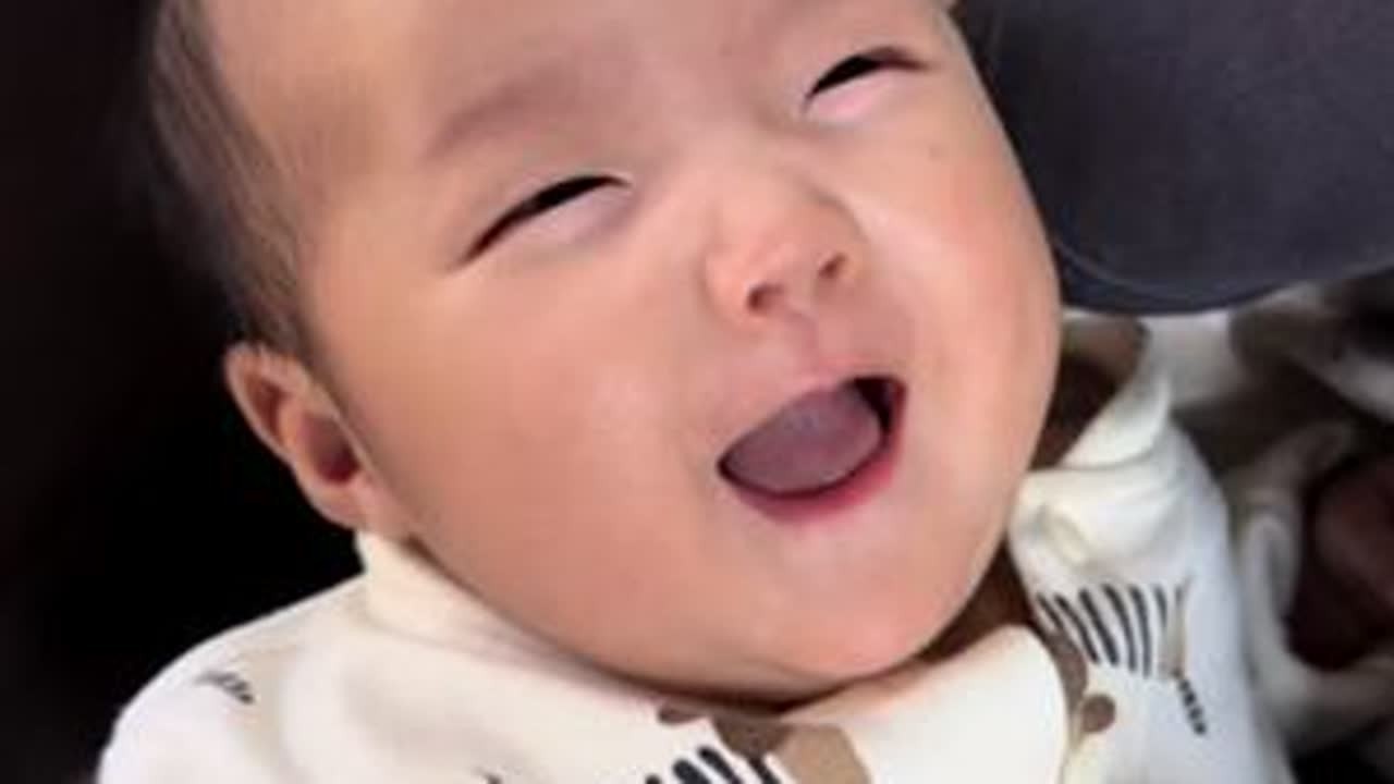 二宝VV是个爱笑的小姑娘，特别给UU姐姐面子，一看就笑，一逗就笑，好治愈的画面🥰#平平淡淡小日子 #记录日常生活 #又被女儿治愈的一天