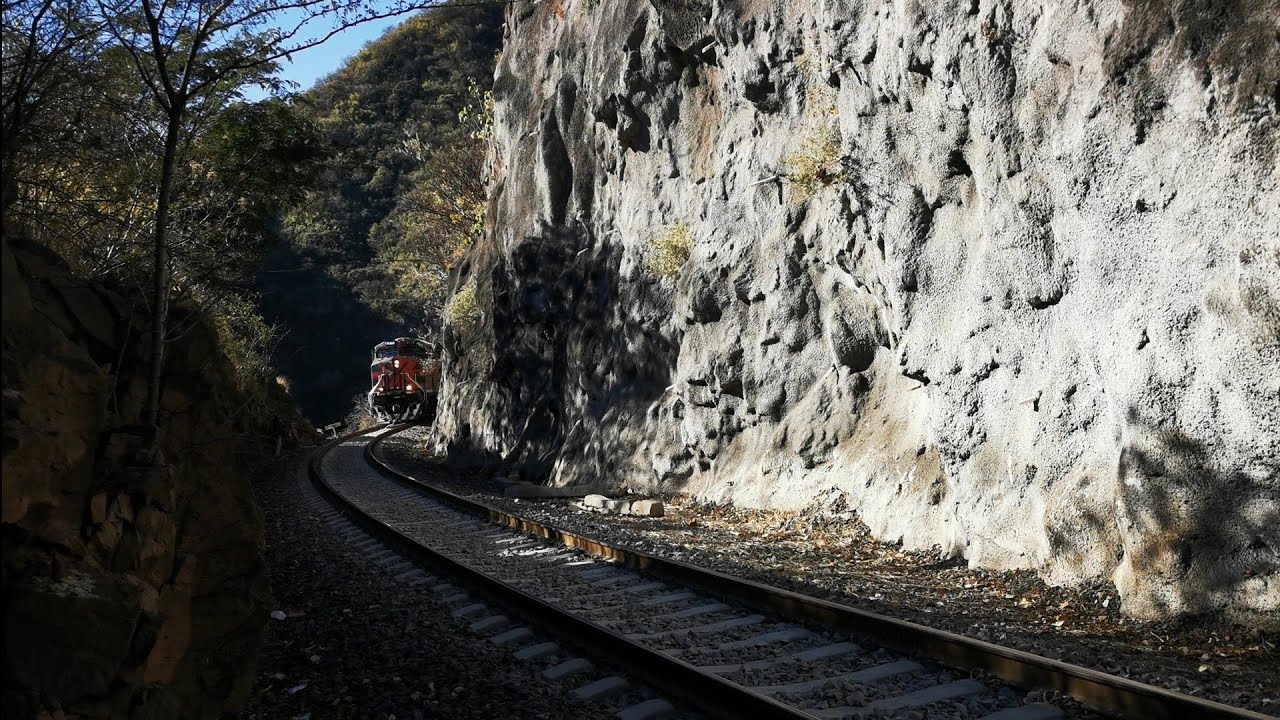 El tren a menos de un metro! que nos sorprende saliendo estacion Barrancas!