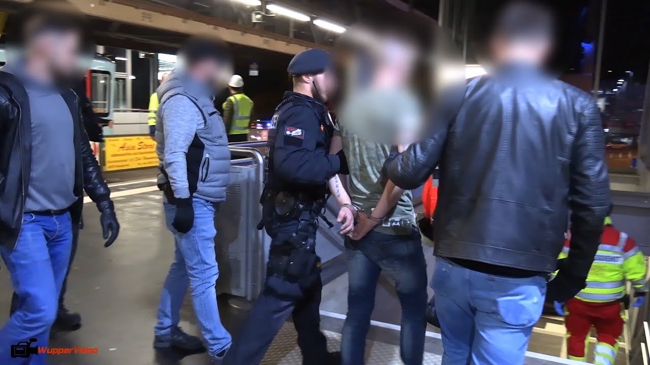 Mit Haftbefehl gesuchter Schwebebahn-Täter flieht vor Polizei auf Schwebebahn-Gerüst | 12.10.2019