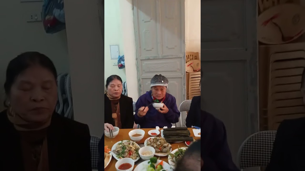 Khoảnh khắc các bô lão khu phố Nguyễn Mộng Tuân phường Hàm Rồng ăn uống liên hoan