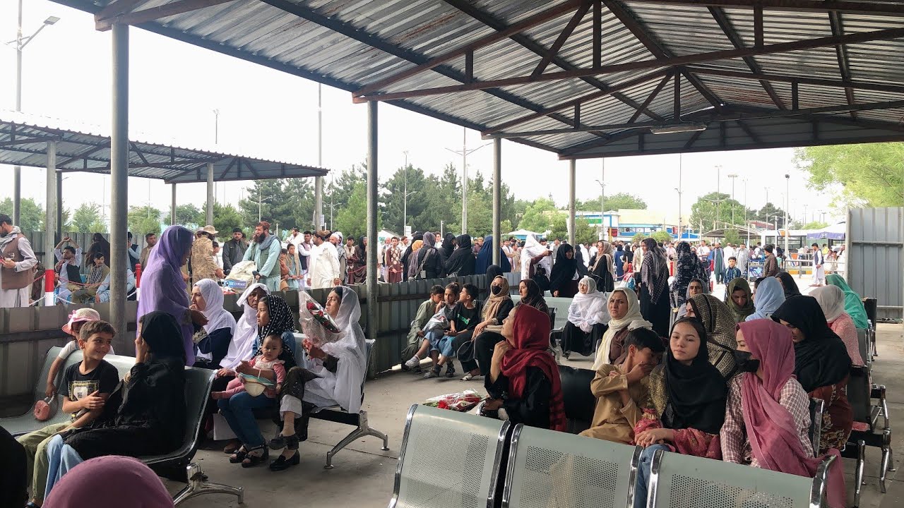 هرقدر شوق خارج شدن از کشورت داشته باشی  وقتی وارید میدان هوایی شویی آن وقت احساس میکنی دلتنگی وترک