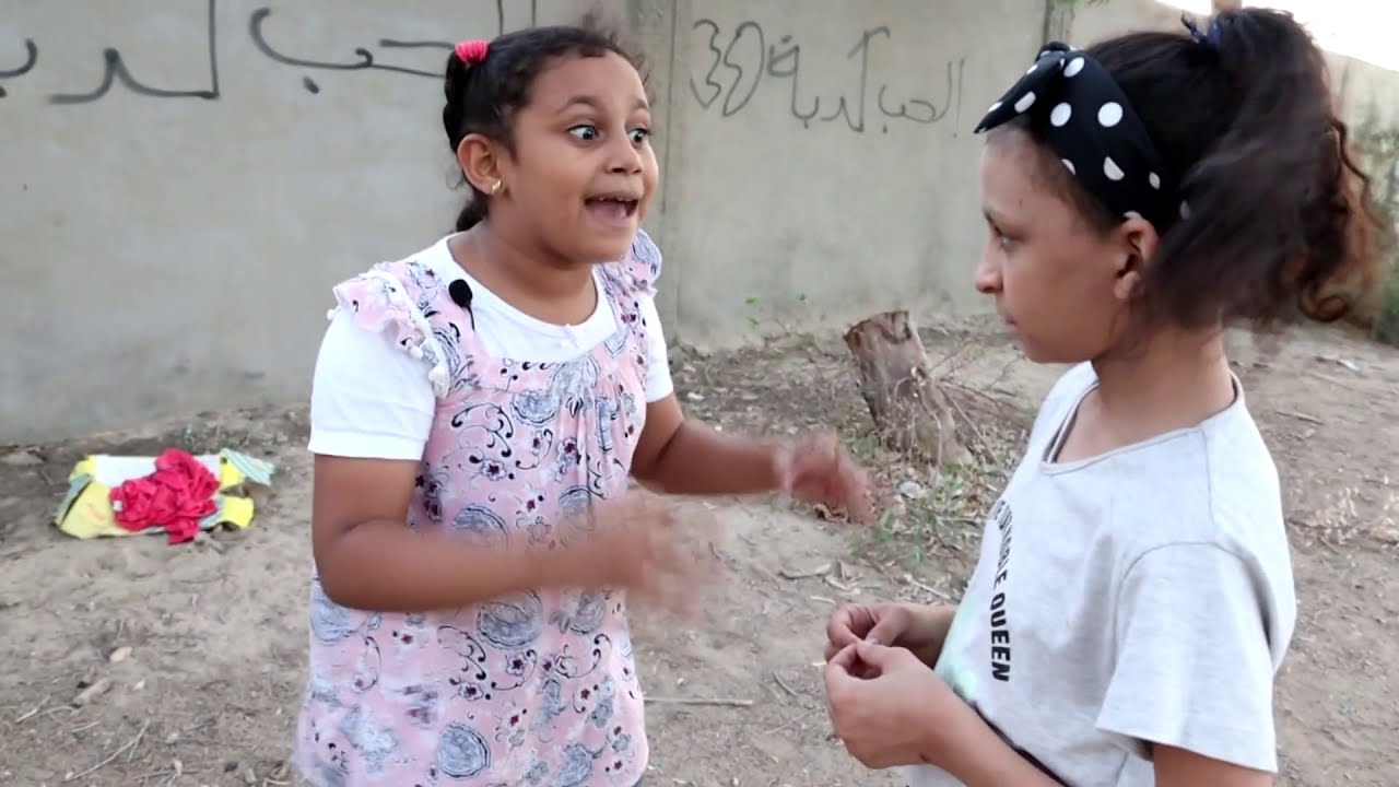سخروا من صديقتهم لانها عمياء😥