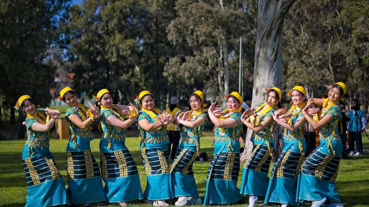 AKP girl dance (လာခုဂ်အေထံင်မ်ုခါင်.စူး) La Kaw Ei Tu Ma Kai Su