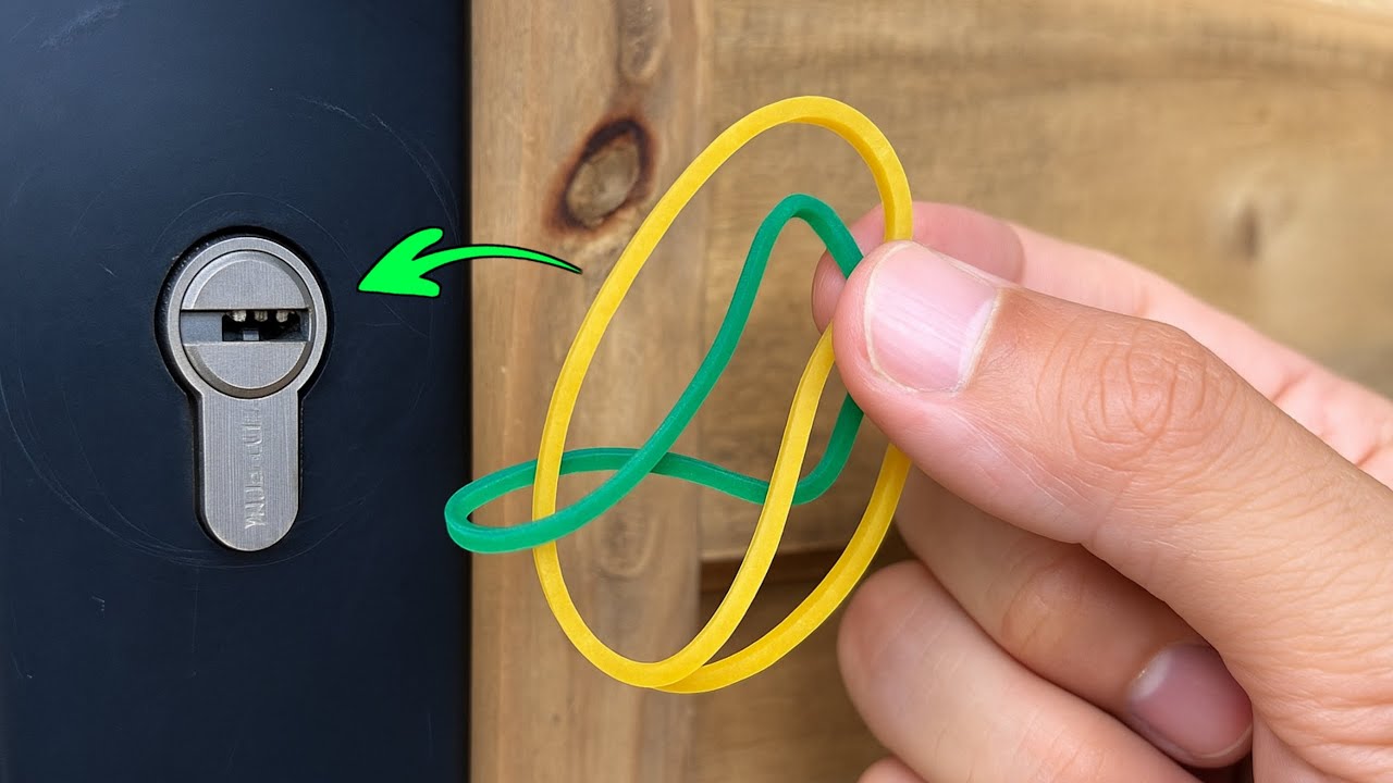 Никто этого не ожидал! Легкий способ открыть запертую дверь без ключа с помощью резинки