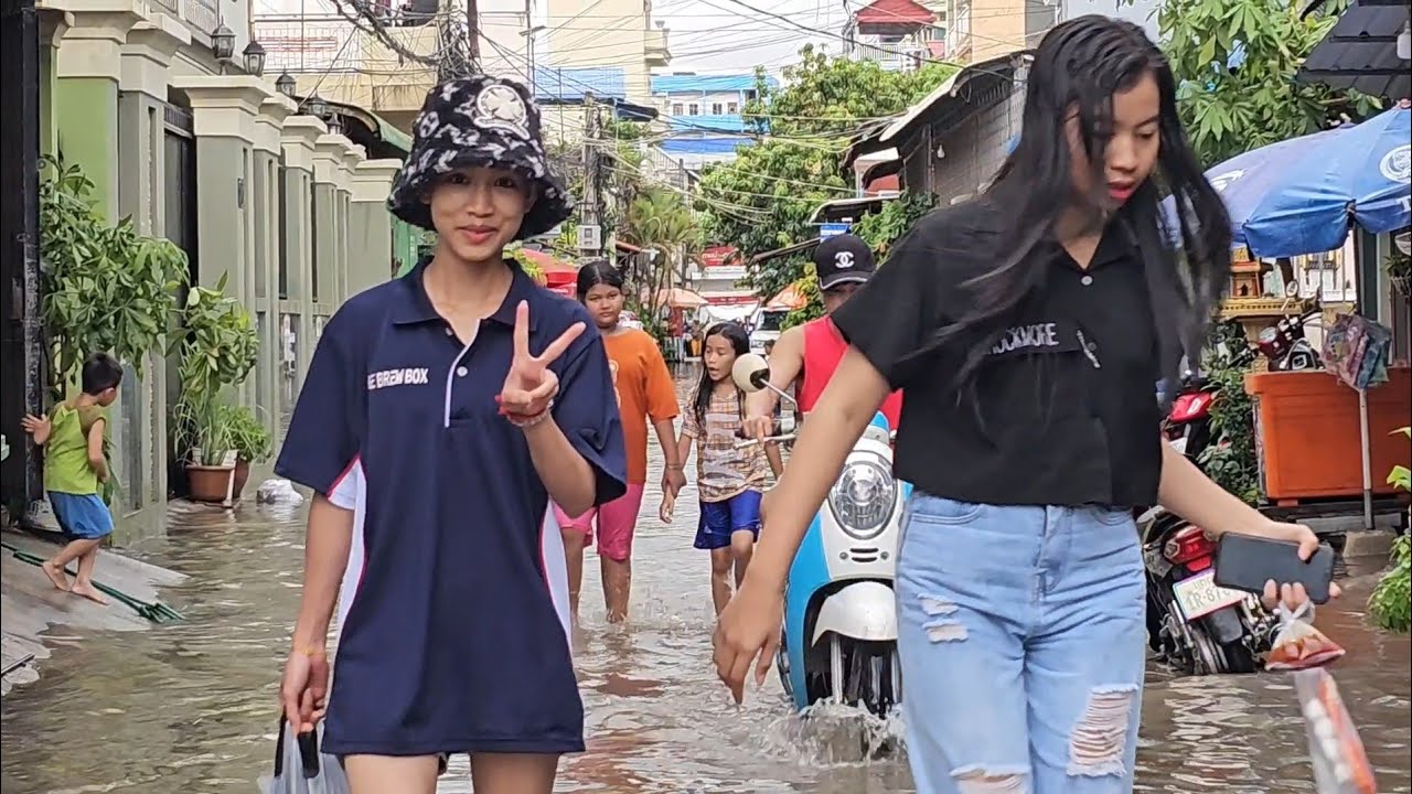 Heavy Rain in Cambodia Today! How Real Life of Cambodians in Phnom Penh ?