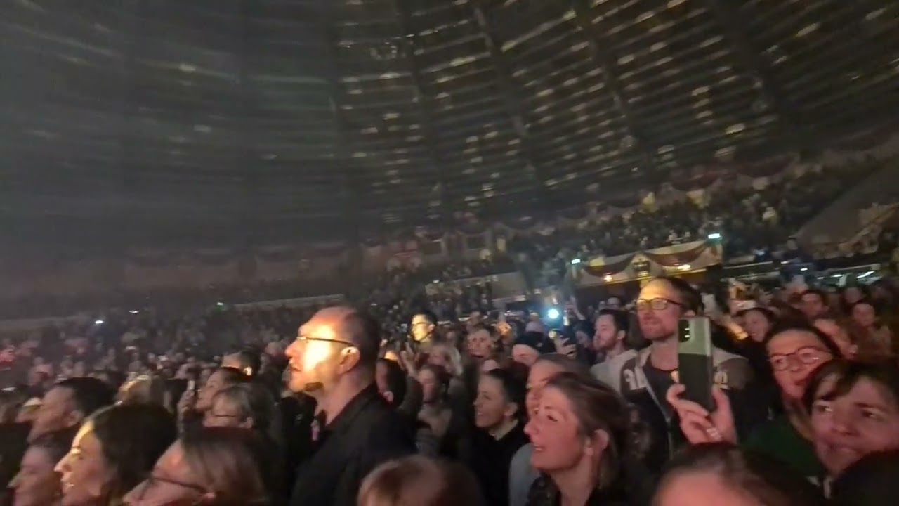 Philipp Poisel - Wie soll ein Mensch das ertragen (Live München Circus Krone 23.11.22)