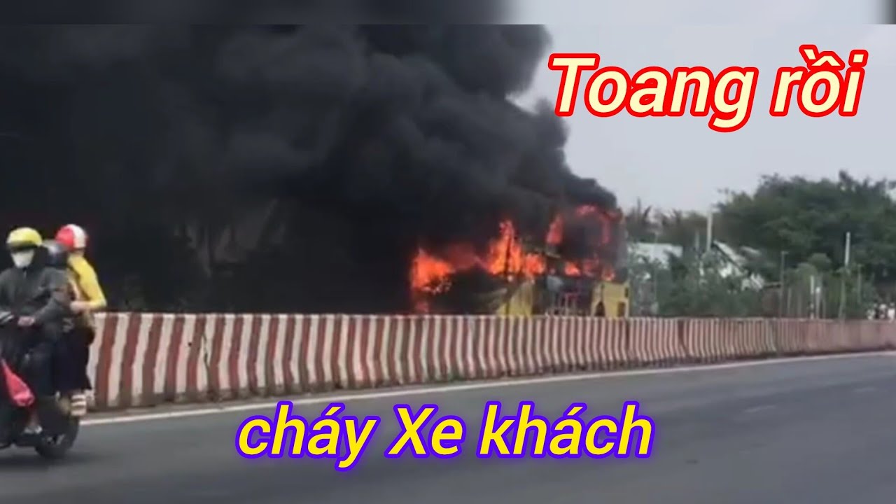 Kinh hoàng cháy xe khách gần cầu cổ chiên 
