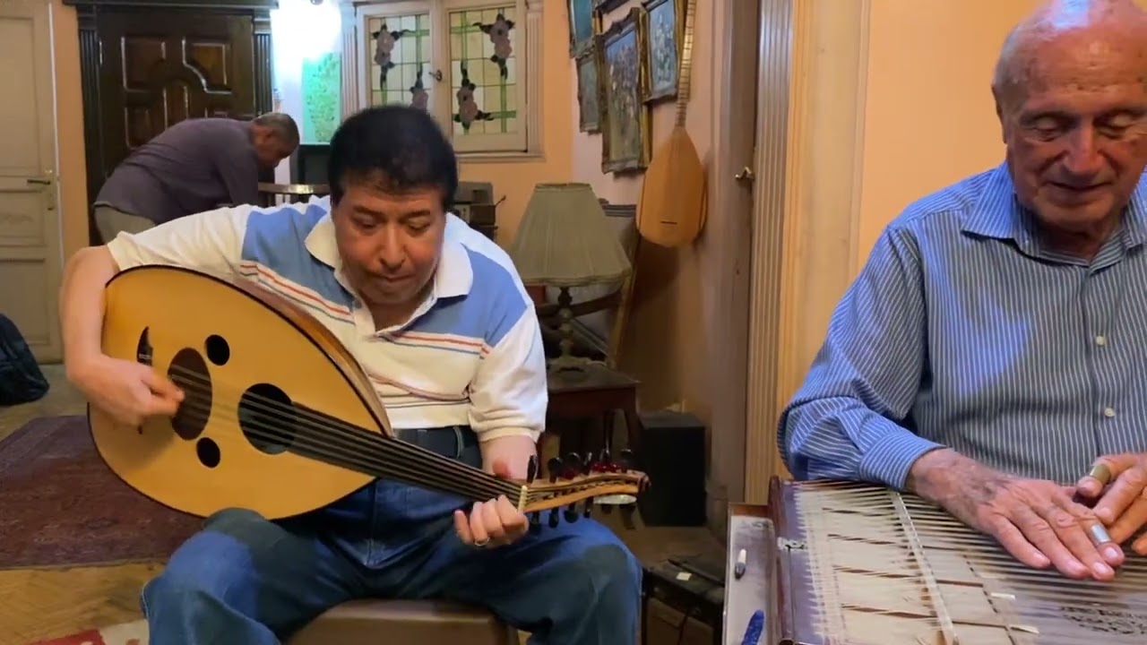 سيد منصور  فى صالون د خليل الديواني يعزف و يغني  (كلثوميات )