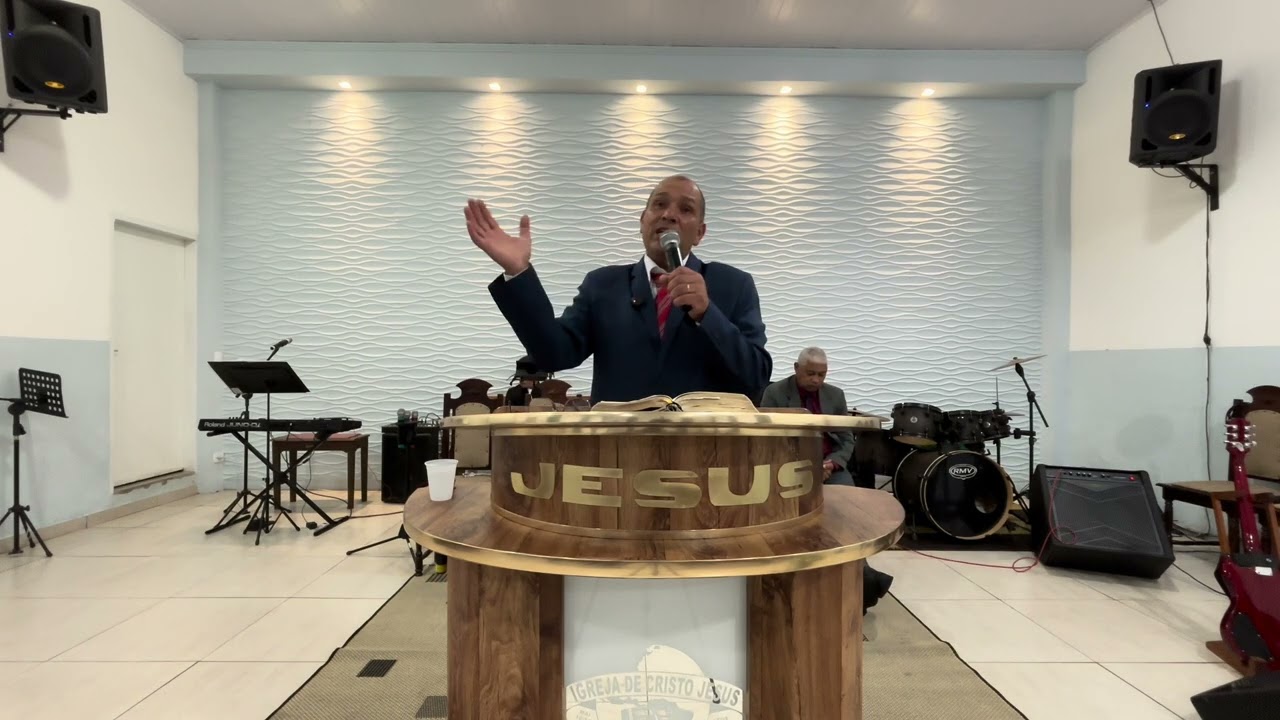 Mateus 27:33-42 narra o julgamento, a tortura, a crucificação e o sepultamento de Jesus Cristo.