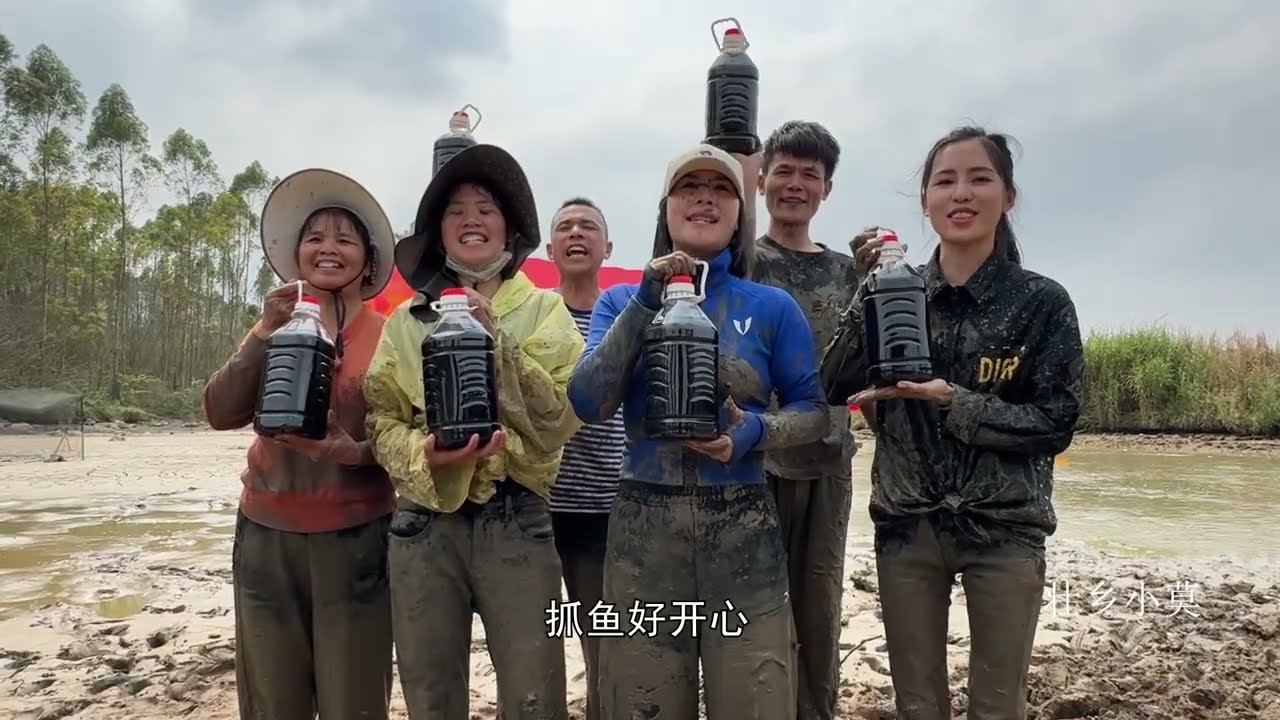 乡村抓鱼比赛大结局，大家都是摸鱼高手，一起抓了900多斤鱼
