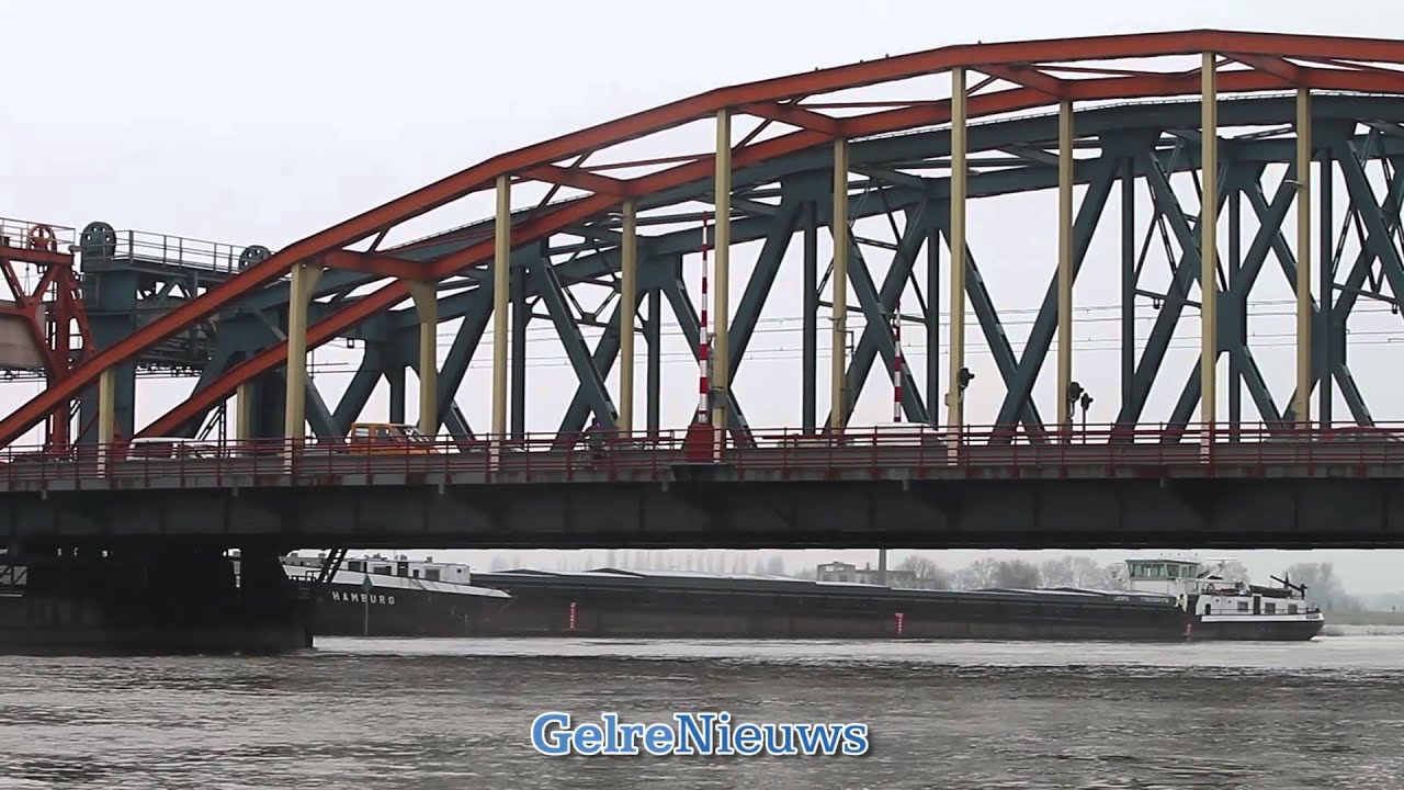 Vrachtschip vastgelopen op IJssel Zutphen