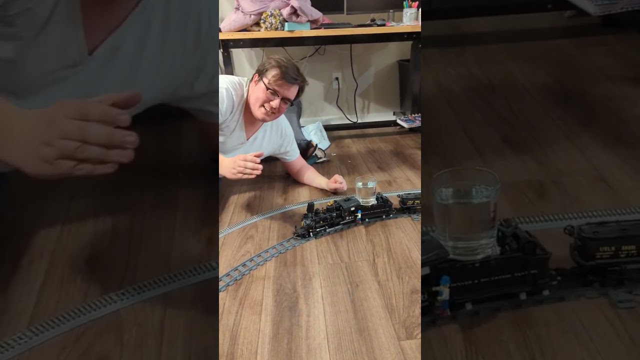 Вот что делают любители поездов, когда их дамы в отъезде...