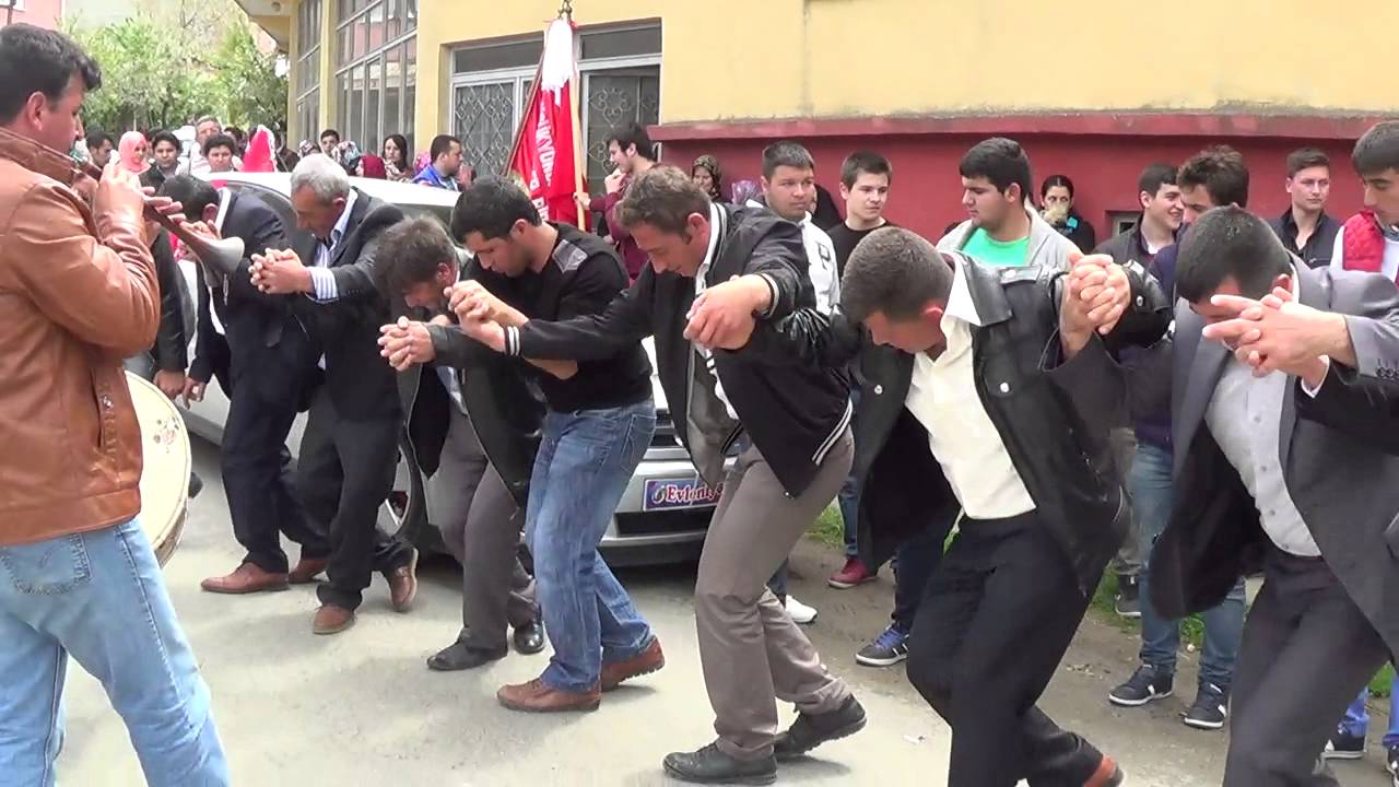 kırklareli vize küçük yoncalı köyünde  gelin alması öncesi   vezirköprü horon oyunu