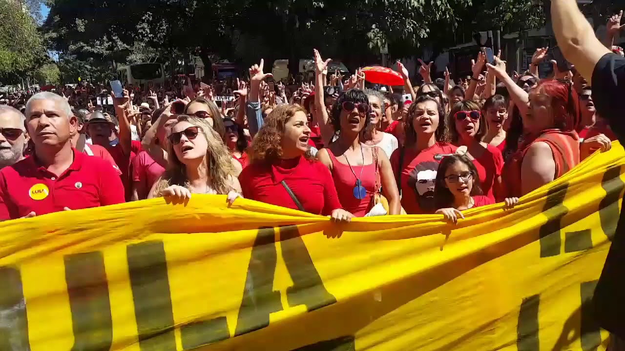 HOMENAGEM A LULA,TU VENS, TU VENS, EU JÁ ESCUTO TEUS SINAIS' MAIS DE 1000 VOZES EM BH CANTARAM