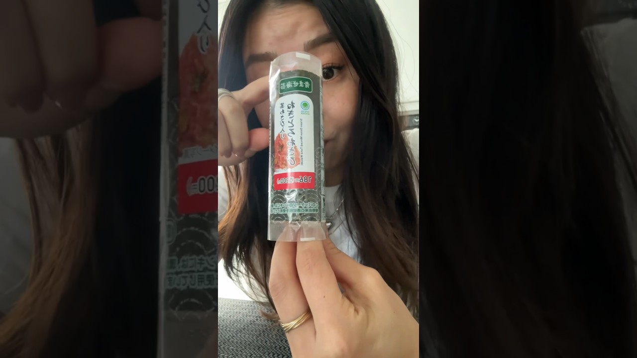 How to eat nori-maki 🍙 #japan #sushi #onigiri