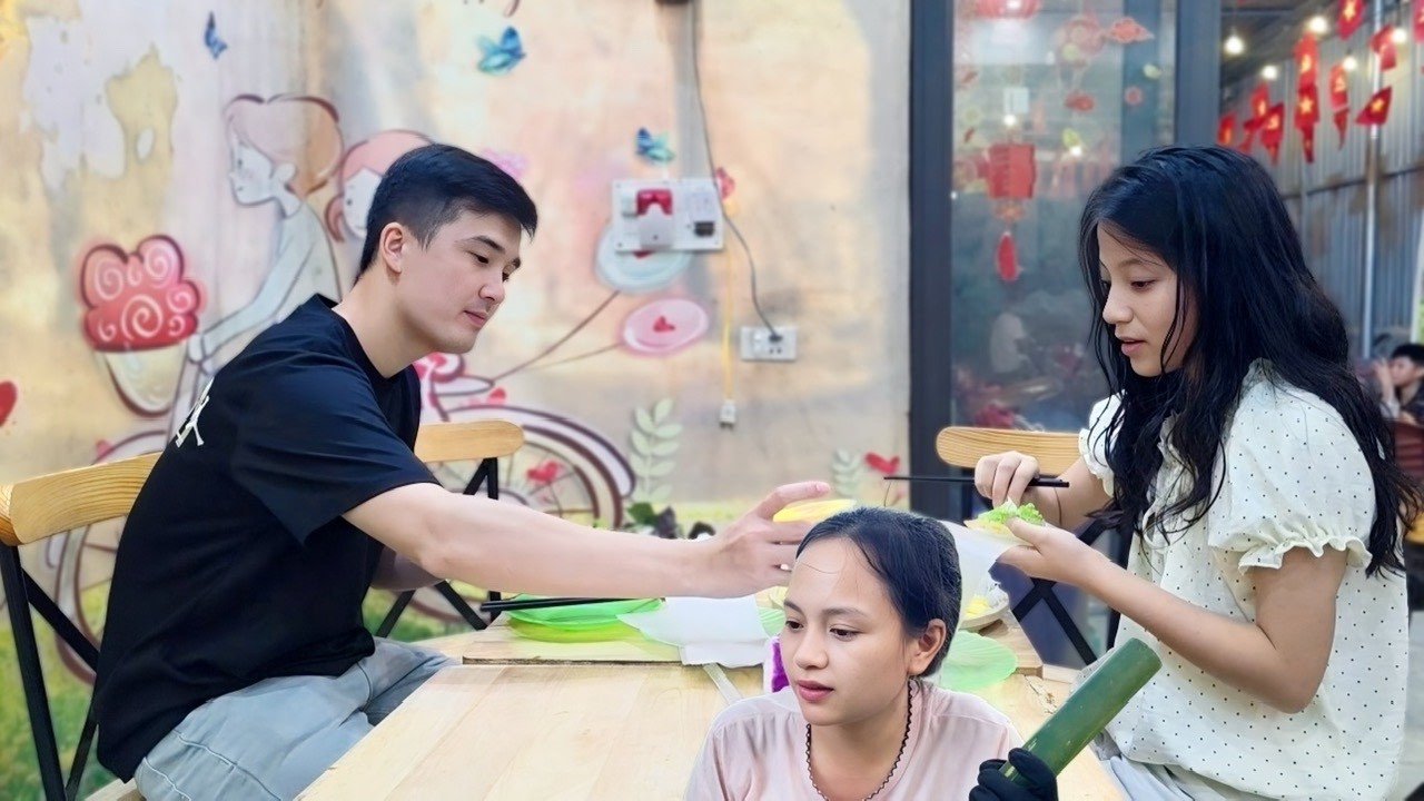 Boss Chinh came to pick Chinh up for a meal, but her younger sister beat her to it