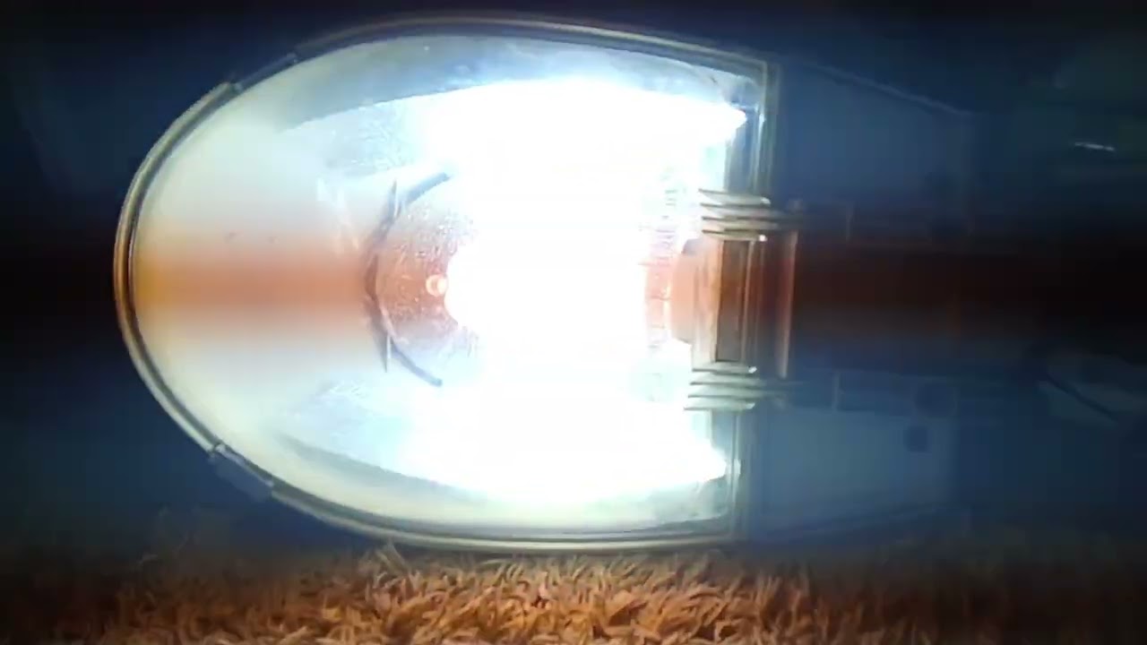 Zapłon eliptycznej lampy metalohalogenkowej osram o barwie zimnej w oprawie Philips Malaga 102 250W 