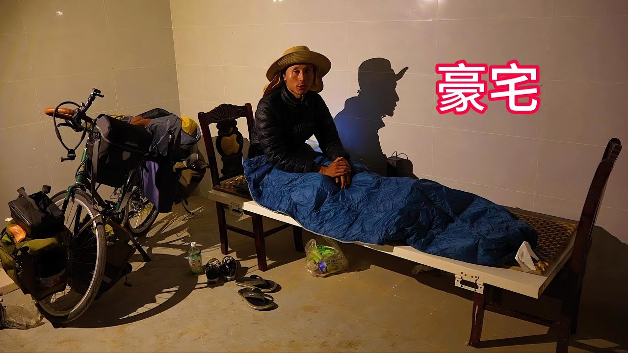 騎行內蒙古無人區，晚上借宿閒置的空房子過夜，擋風又安全太好了