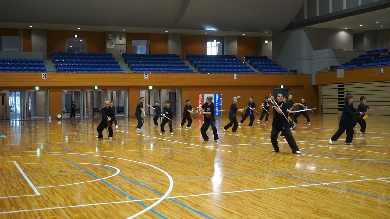 長崎県ねんりんピック太極拳交流大会で丹剣を表演