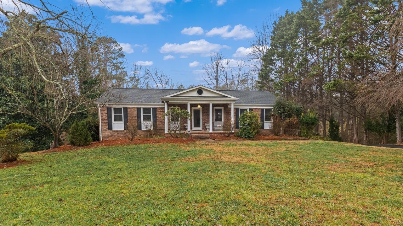 146 Foxcroft Dr, Mt Airy, NC