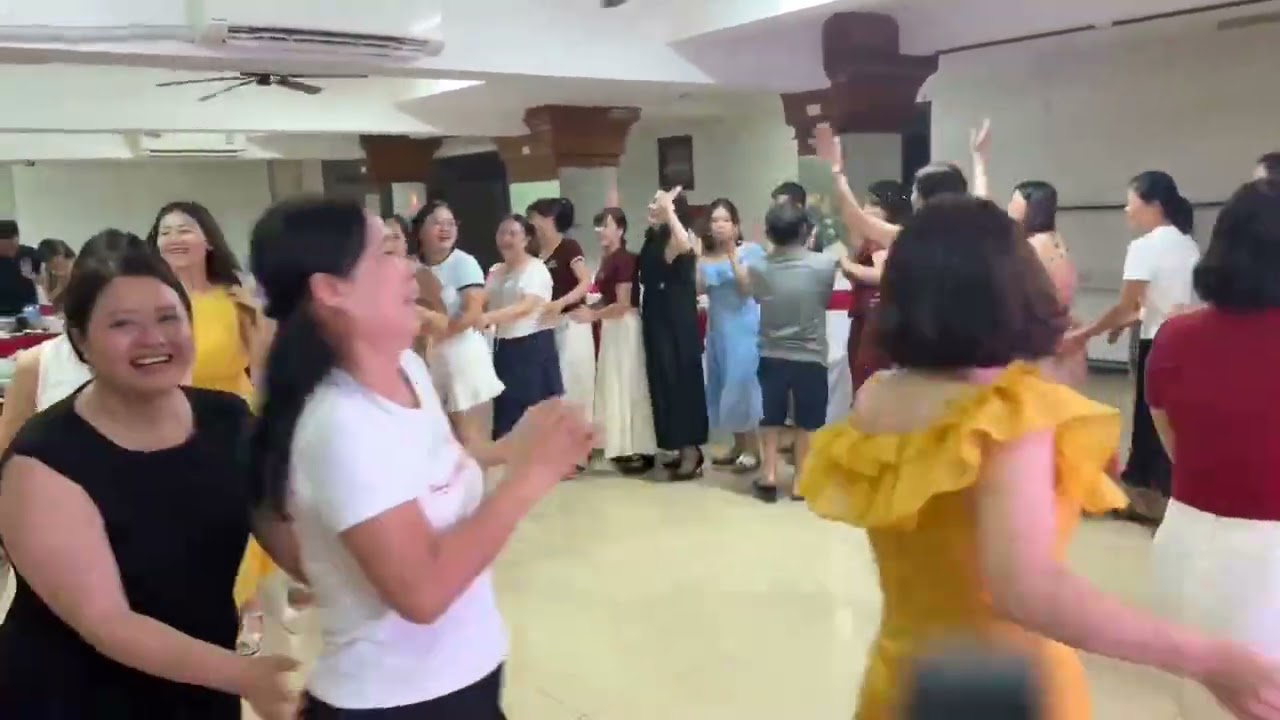 Gala phần 2: trò chơi khởi động tập thể hoạt náo sôi động. #teacher #school #trochoi #mcxuanhoa