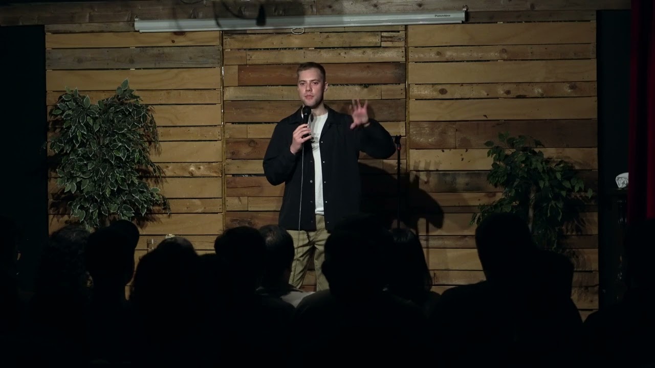 Comedian Bo Johnson Destroys Chances of Having a Normal Show