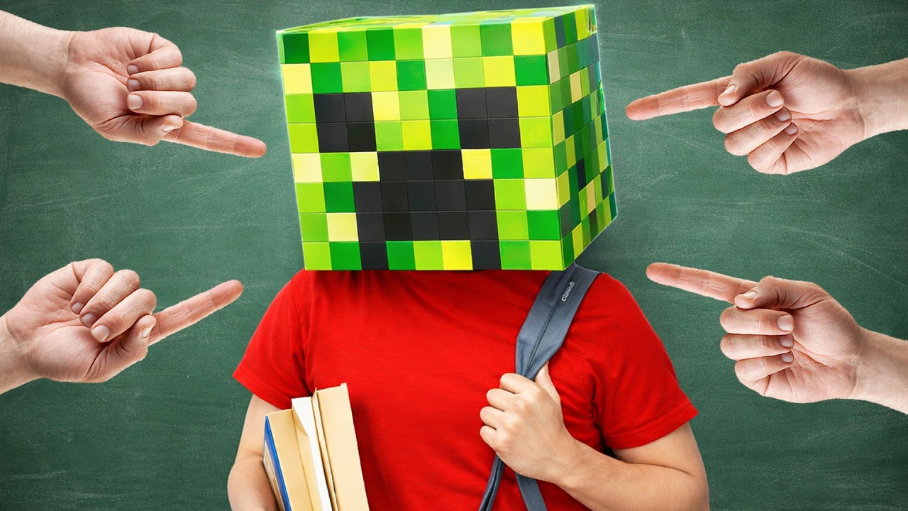 ÇOCUK MİNECRAFT MASKESİ KULLANARAK YÜZÜNÜ GİZLİYOR