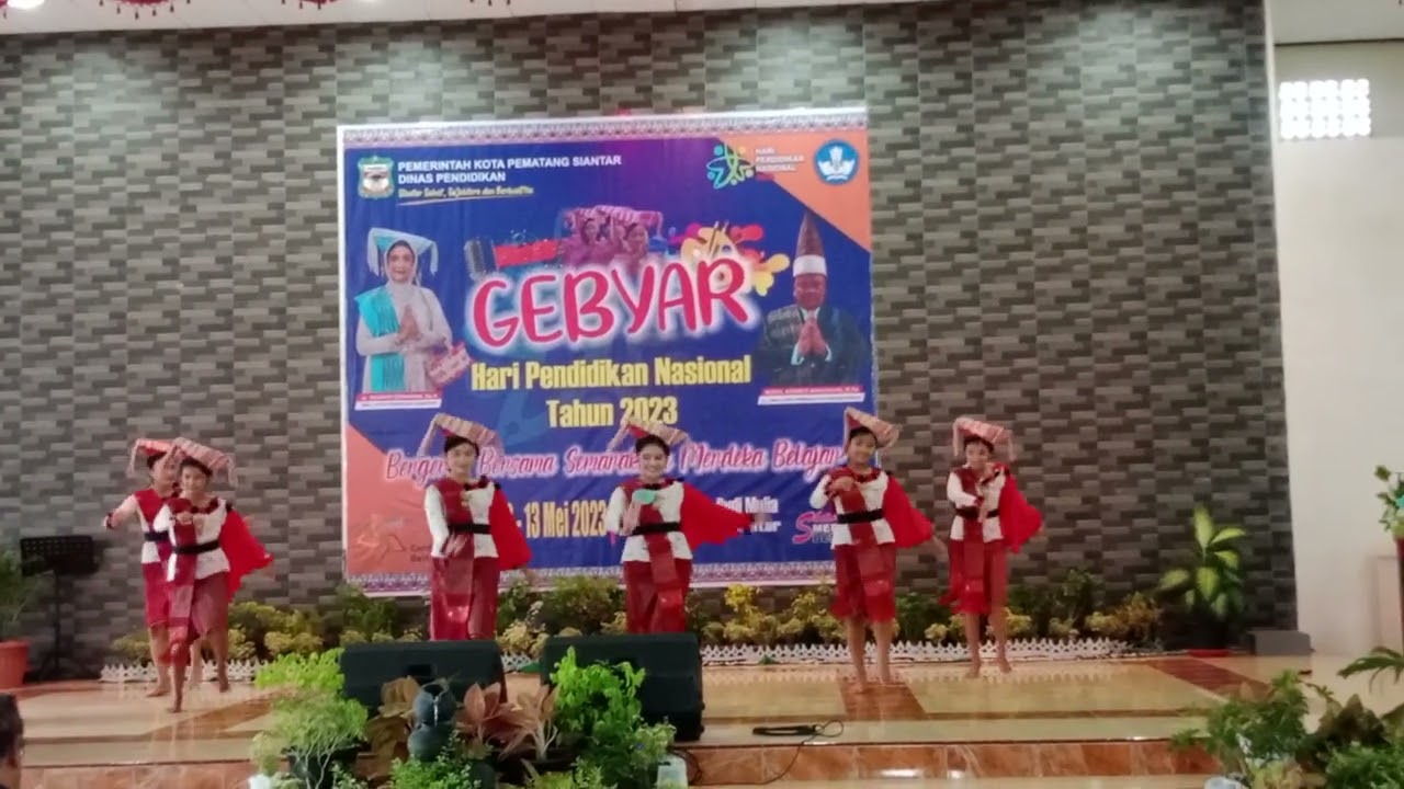 SMP NEGERI 8 PEMATANG SIANTAR JUARA 1 TARI KREASI SIMALUNGUN