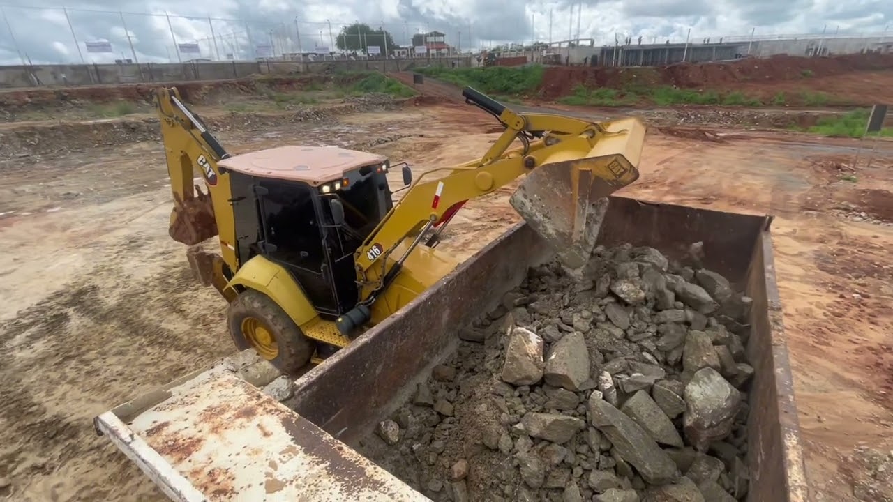 Retroescavadeira carregando caminhão caçamba de pedra 🔥