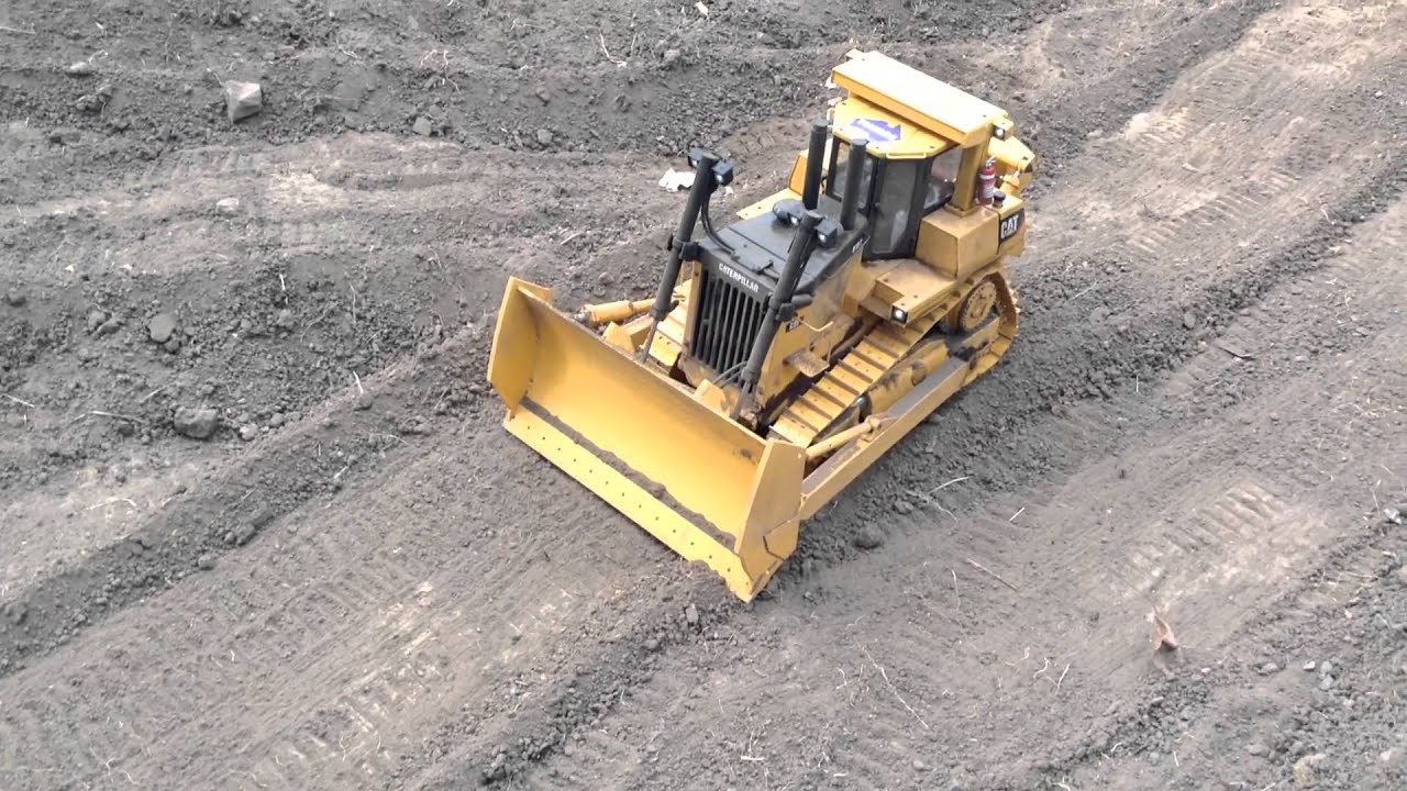 Rc Dozer 1/14 pushing up a stock pile
