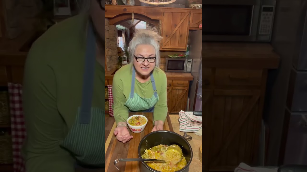 Овощное рагу с курицей и сыром чеддер, приготовленное из остатков от рецепта куриного хот-дога.