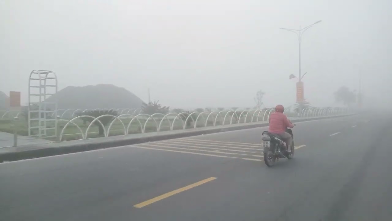 Đương về làng trong sương sớm .