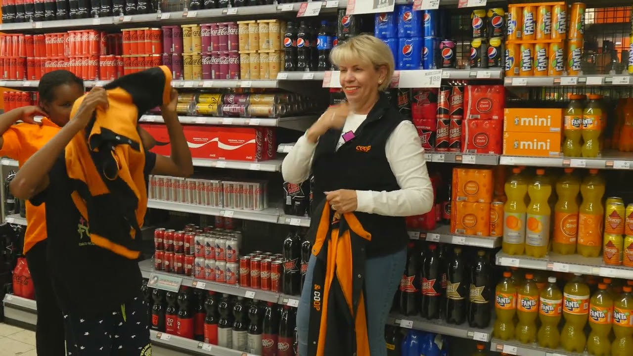 Wijkreporters Heseveld - Helpende handjes bij buurtsuper COOP